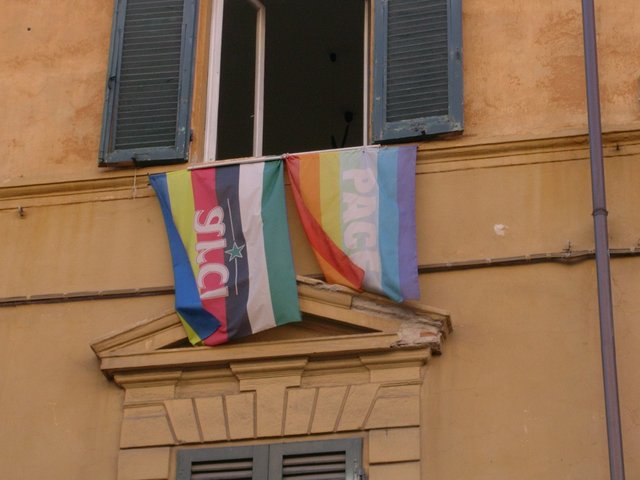 Lucca-2005 025-Pisa_Corso Italia_banderes.JPG